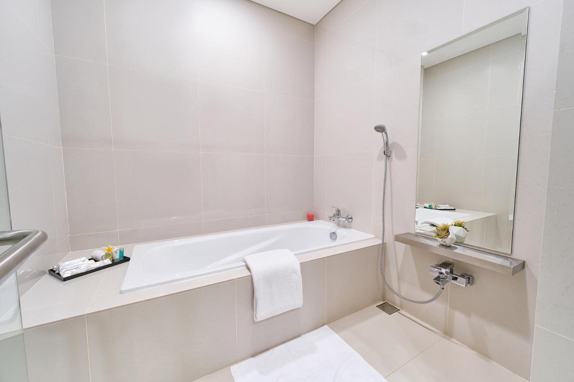 Le Premier Hotel Deltamas Чікаранґ Номер фото