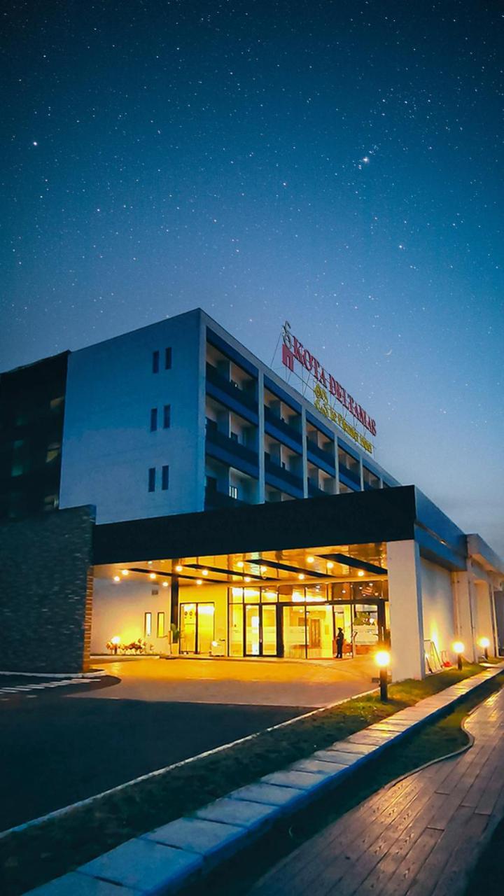 Le Premier Hotel Deltamas Чікаранґ Екстер'єр фото